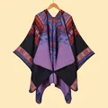 Scialle in maglia etnica con motivi geometrici astratti e un design a drappeggio aperto - Nero