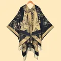 Poncho scialle caldo da donna con elegante motivo floreale jacquard e orlo con frange - Nero Cammello