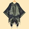 Scialle in maglia a fiori blu intenso e verde oliva con nappe e apertura frontale - Verde Scuro