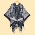 Mantella in maglia da donna con motivo floreale vintage, nappe e spacco stile pashmina - Nero e Grigio