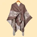 Dettaglio dello scialle in maglia con motivo tribale geometrico in marrone e beige - 130x150cm / Fettuccia Tagliacuci Caffè con Cinturini