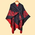 Dettaglio dello scialle in maglia jacquard rossa e nera con cinturino regolabile - 130x150cm / Fettuccia Tagliacuci Nero e Rosso con Cinturini