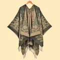 Λεπτομέρεια vintage μοτίβου paisley σε χοντρό πλεκτό σάλι με διακοσμητικά κρόσσια - Πράσινο