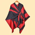Dettaglio dello scialle in maglia a righe con blocchi di colore rosso e grigio e nodo - 130x150cm / Righe Verticali Nero e Rosso con Cinturini