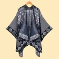 Détail d'un châle en maille jacquard bohème avec motifs géométriques et tons bleu marine - Taille unique / Notes de Musique Gris