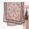 Sciarpa boho in cotone e lino con fiori albicocca e rosa e motivi vintage - Cachi