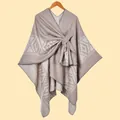 Dettaglio dello scialle poncho in maglia con motivo jacquard geometrico e nodo a torsione - 130x150cm / Fettuccia Tagliacuci Cachi con Cinturini