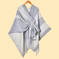 Dettaglio di un poncho a righe grigie e beige con nodo decorativo e maglia - 130x150cm / Righe Verticali Grigio con Cinturini