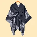 Dettaglio della trama a maglia e del motivo etnico su uno scialle grigio da donna - 130x150cm / Tagliacuci Nero e Grigio con Cinturini