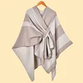Texture in maglia dettagliata e design della fibbia di questo poncho kaki a righe - 130x150cm / Righe Verticali Cachi con Cinturini