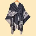 Dettaglio dello scialle in maglia grigia con motivo a rombi e cinturino a croce - 130x150cm / Fettuccia Tagliacuci Nero e Grigio con Cinturini