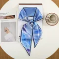Blauwe zijden sjaal met witte golfprint, stijlvolle hoofdband geknoopt als haarlint - Blauw Oceaan Watergolf (42)
