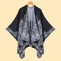 Winter vintage jacquard shawl cloak with paisley pattern and warm fringe detail - 130x150cm / Feather Paisley Black Gray