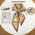 Elegante mosterdgele zijden sjaal met paisley patroon geknoopt op een witte tafel - Gembergeel Vintage Paisley (46)