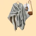 Dettaglio dello scialle jacquard grigio a rose con fibbia al collo e morbida maglia - 130x150cm / Motivo a Rose Grigio Chiaro con Cinturini