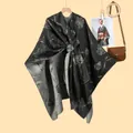 Cape poncho en maille gris foncé style français avec motif rose et ceinture à nouer - 130x150cm / Motif Rose Noir & Gris avec Sangles