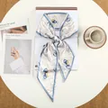 Elegante ivoren zijden sjaal met bloemenprint en blauwe rand op een boek - Beige Vintage Bloemen (48)