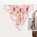 Elegante zijden vierkante sjaal met magenta aquarel bloemenprint op beige basis - 70x70cm / Aquarel Tulp Paars