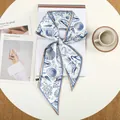 Zijden twilly sjaal met blauw-witte oceaanprint en koraalpatronen - Blauw Wit Oceaan Print (49)