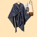 Châle cape réversible en maille rose avec capuche et lien à la taille en bleu et gris - 130x150cm / Motif Rose Bleu Marine avec Sangles