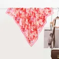 Dettaglio di sciarpa in seta con stampa floreale acquerello rosso e bordi rosa - 70x70cm / Frangipani Acquerello Rosso