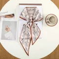 Elegante crèmekleurige zijden sjaal met bloemenpatroon en bruine rand als strik - Beige Strikje Patroon (50)