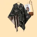 Cape poncho réversible élégante avec motif rose et ceinture pour femme en gris et beige - 130x150cm / Motif Rose Noir & Rose avec Sangles