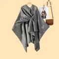 Dettaglio della mantella grigia a maglia con motivi floreali a rose e chiusura a fiocco - 130x150cm / Motivo a Rose Grigio Scuro con Cinturini