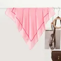 Dettaglio di un foulard di seta rosa a pois accanto a una borsa di pelle e una rivista trendy - Pois Grandi E Piccoli Blu Rosa E Bianchi / 70x70cm