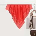 Dettaglio foulard di seta rosso a pois drappeggiato su anello in legno e borsa - Pois Rossi Grandi E Piccoli / 70x70cm