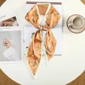 Bloemrijke oranje zijden sjaal met crème rand op een lifestyle tijdschrift achtergrond - Oranje Geel Vintage Kleine Bloem (56)