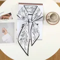 Elegante zwart-witte zijden twilly sjaal geknoopt in een strik op een tijdschrift - Zwart Wit Met de Hand Getekende Bloemen (58)
