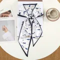 Elegante zijdeachtige sjaal met walvis- en sterpatroon als haarband of smalle halsdoek - Beige Blauw Klein Vispatroon (59)