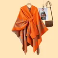 Poncho de punto naranja y marrón con patrones geométricos y cinturón ajustable - Naranja