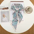 Modieuze paisley zijden sjaal in blauw en groen met roze randen en een elegante knoop - Blauw Roze Contrast Paisley Blad (2)