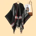 Damen Karo-Poncho-Schal mit Fransen und Vintage-Strickstreifen für den kalten Winter - Schwarz