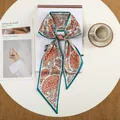 Smalle zijden twilly sjaal met oranje paisley print en donkergroene rand - Rood Blauw Contrast Paisley Blad (5)