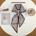 Elegante zijden sjaal met geometrisch H-patroon in bruin en beige als strik - Zwart Koffie Contrast Geometrische H (6)