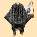 Chal clásico de leopardo con flecos largos negros y diseño de poncho de punto - Negro y Gris