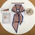 Modieuze zijden twilly sjaal met rood en zwart H-patroon en donkerblauwe rand - Rood Marine Contrast Geometrische H (7)