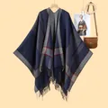 Detail eines dunkelblauen Karo-Strickponchos mit Fransen und britischem Retro-Muster - Marineblau