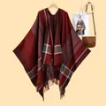 Damen Schal-Poncho mit Karomuster in Dunkelrot und Fransen für den Winter-Look - Burgunderrot
