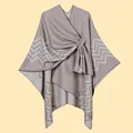 Dettaglio della scialle in maglia con motivi a onde e design a nodo incrociato - 130x150cm / Motivo a Onde Cachi con Cinturini