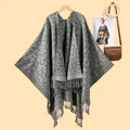Poncho clásico de punto con estampado de leopardo gris y flecos en percha - Gris