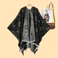 Mantella in maglia da donna con motivo jacquard sole luna e bordo con frange - Nero e Grigio / 130x150cm