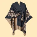 Dettaglio dello scialle in maglia da donna con motivi a onde, cintura e trama morbida - 130x150cm / Motivo a Onde Nero e Cammello con Cinturini