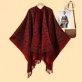 Detalle de chal con estampado de leopardo rojo y negro con flecos y accesorios de moda - Negro Rojo