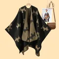 Dettaglio dello scialle in maglia con motivo jacquard bifacciale di cane Scottie nero - Nero Cammello