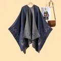 Dettaglio dello scialle in maglia bohémien con motivi celesti di luna e stelle e frange - Blu Notte Ramo Stella Luna
