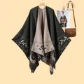 Dettaglio di un poncho bohémien in cashmere con frange e motivo sole stella su maglia grigia - Nero Cammello Ramo Stella Luna
